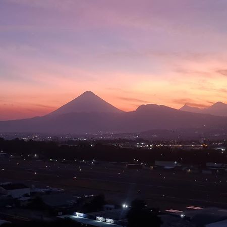 Amazing Volcano Views In Front Of Airport Gwatemala Zewnętrze zdjęcie