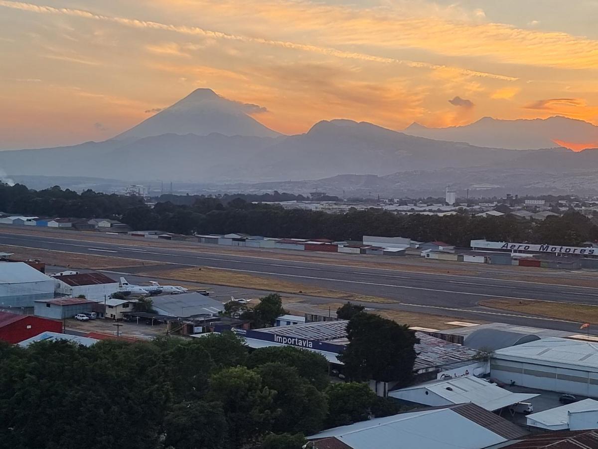 Amazing Volcano Views In Front Of Airport Gwatemala Zewnętrze zdjęcie