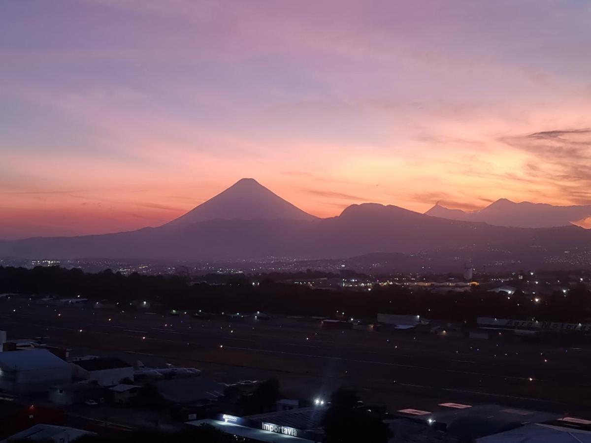 Amazing Volcano Views In Front Of Airport Gwatemala Zewnętrze zdjęcie
