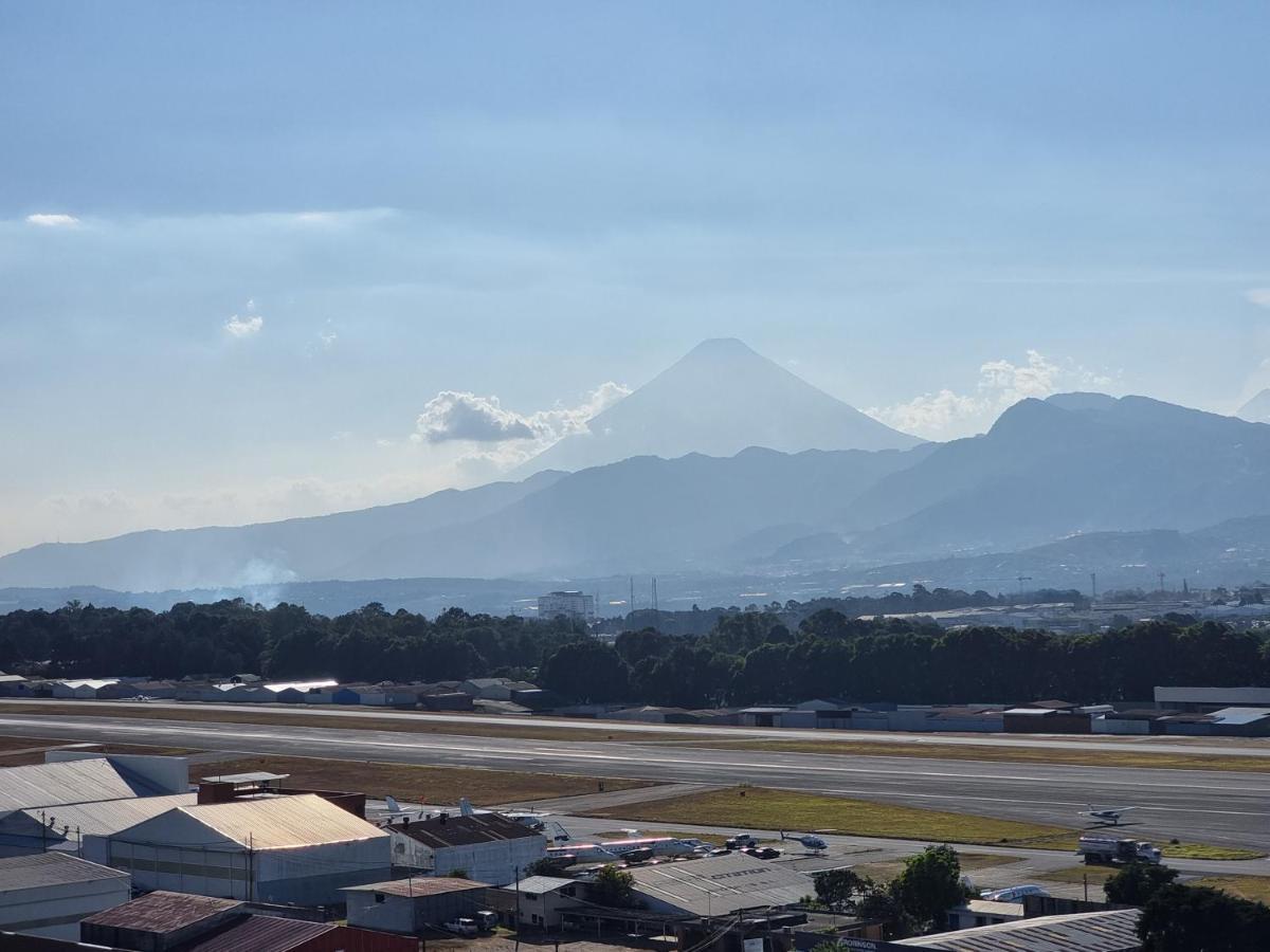 Amazing Volcano Views In Front Of Airport Gwatemala Zewnętrze zdjęcie