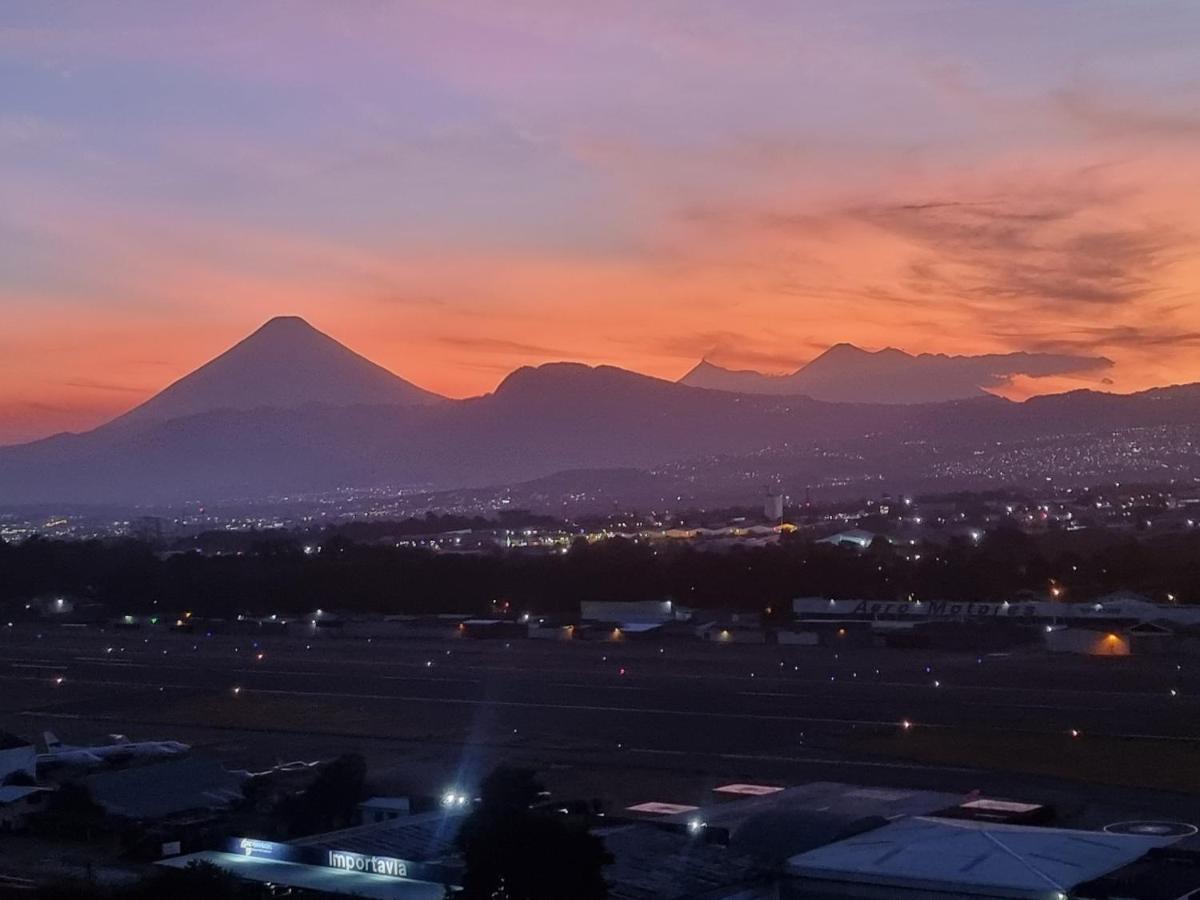 Amazing Volcano Views In Front Of Airport Gwatemala Zewnętrze zdjęcie