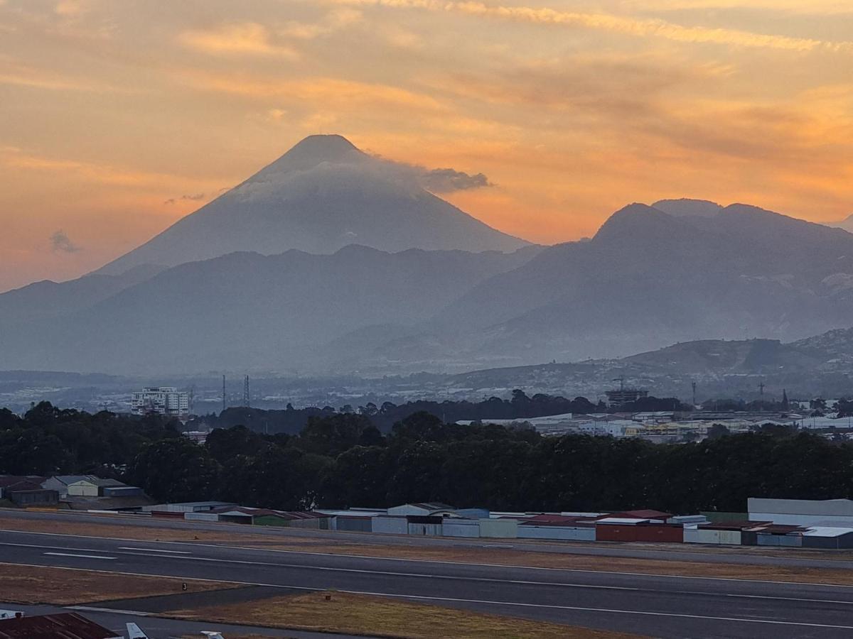 Amazing Volcano Views In Front Of Airport Gwatemala Zewnętrze zdjęcie