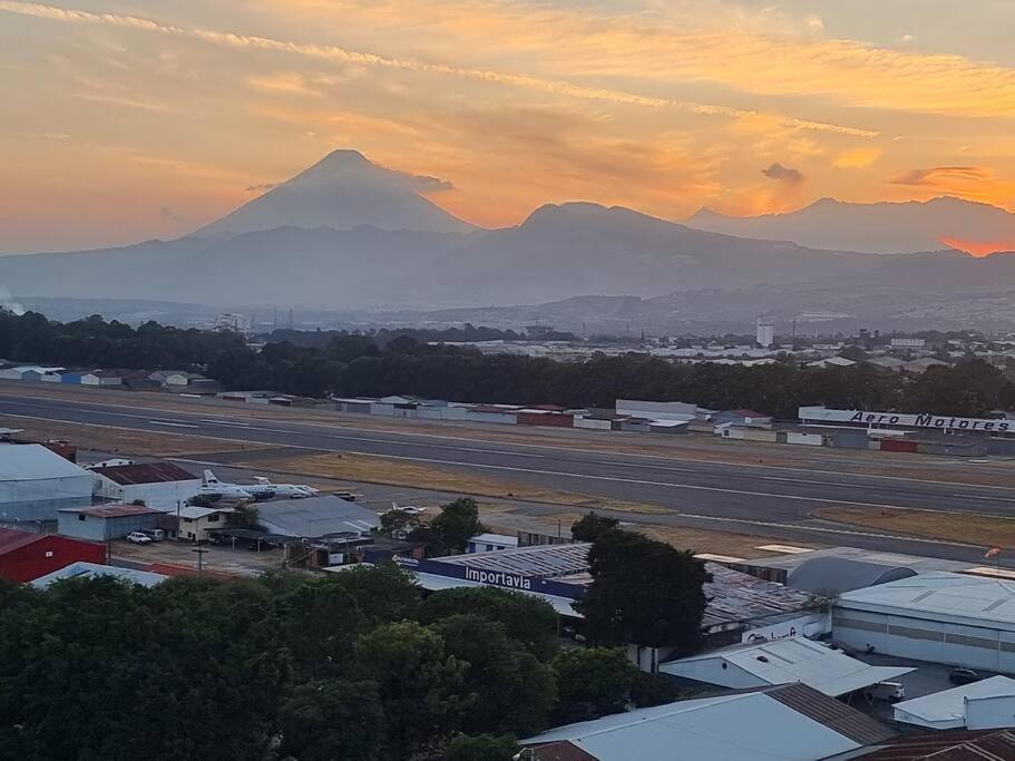 Amazing Volcano Views In Front Of Airport Gwatemala Zewnętrze zdjęcie