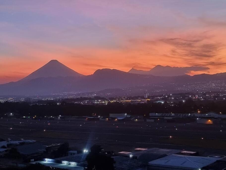 Amazing Volcano Views In Front Of Airport Gwatemala Zewnętrze zdjęcie