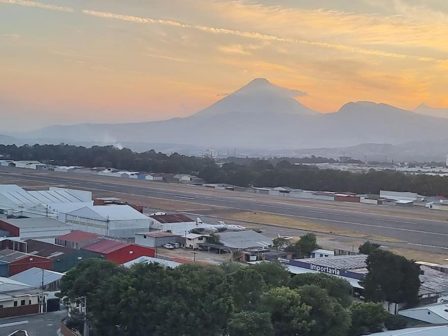 Amazing Volcano Views In Front Of Airport Gwatemala Zewnętrze zdjęcie