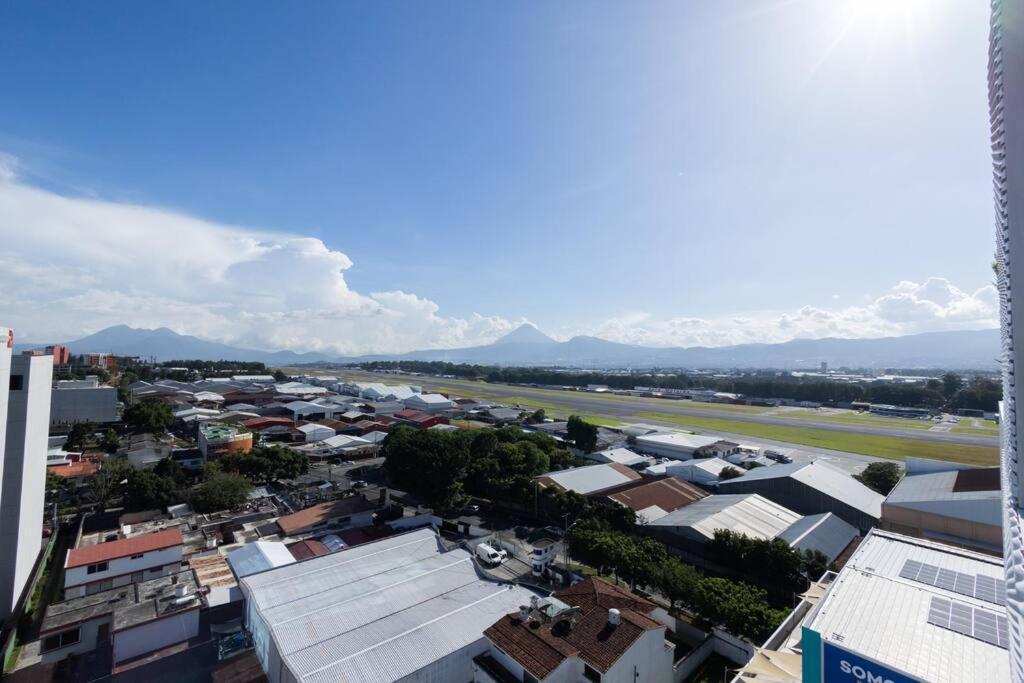 Amazing Volcano Views In Front Of Airport Gwatemala Zewnętrze zdjęcie
