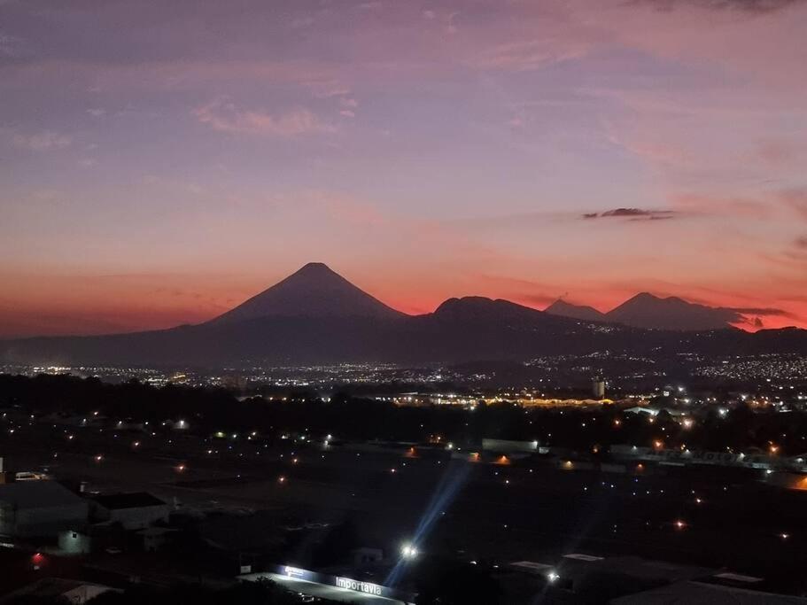 Amazing Volcano Views In Front Of Airport Gwatemala Zewnętrze zdjęcie